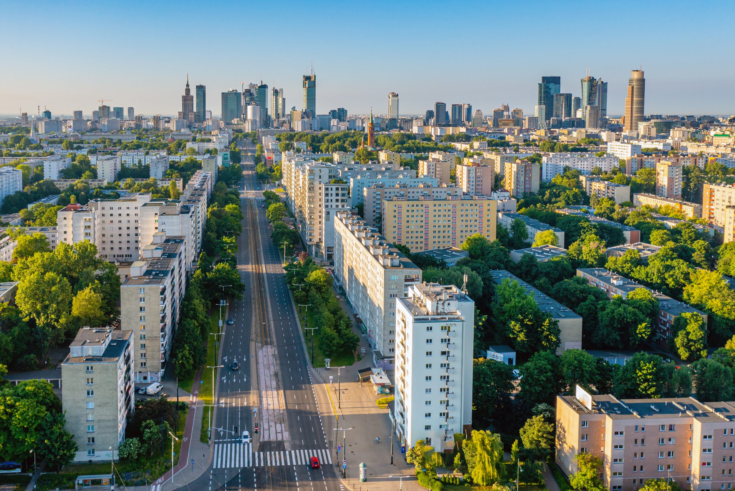 Widok z lotu ptaka na centrum Warszawy i ulicę Jana Pawła II o poranku. Międzynarodowy Dzień Ochrony Krajobrazu 2025 aktualność stop suszy start retencji