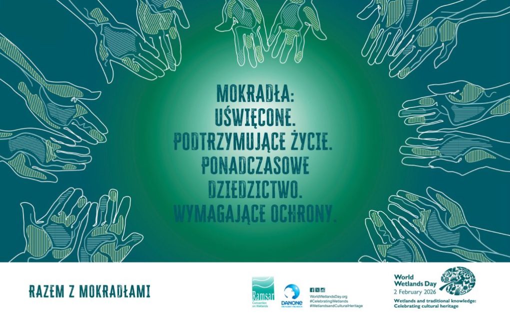 Grafika promująca Światowy Dzień Mokradeł z hasłem „Mokradła: uświęcone, podtrzymujące życie, ponadczasowe dziedzictwo wymagające ochrony”, otoczonym ilustracjami dłoni symbolizującymi opiekę nad przyrodą.