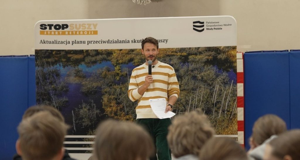 Ambasador projektu Stop suszy! Start retencji! Mateusz Banasiuk prowadzi spotkanie edukacyjne z uczniami o suszy i retencji w szkole