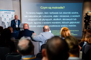 Prezentacja poświęcona retencji i gospodarce wodnej podczas konferencji