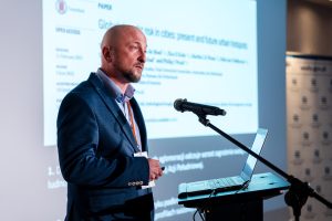 Prelegent podczas wystąpienia na konferencji Stop Suszy! Start Retencji! w Gdańsku