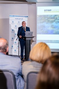 Zastępca prezesa Wód Polskich podczas wystąpienia na konferencji Stop Suszy! Start Retencji! w Gdańsku