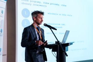 Ekspert przedstawiający prezentację na konferencji Stop Suszy! Start Retencji! w Gdańsku