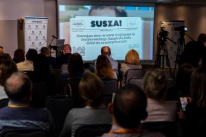 Uczestnicy konferencji podczas prezentacji spotu