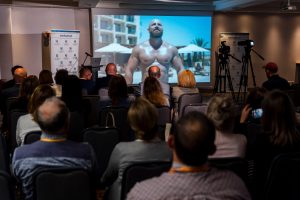 Uczestnicy konferencji podczas prezentacji spotu