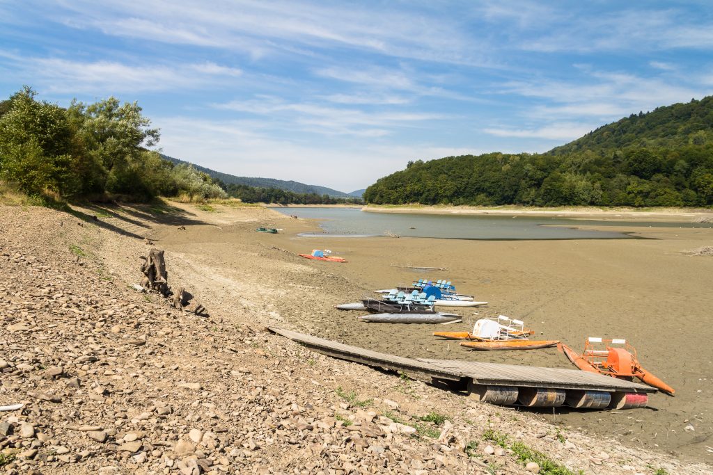 Turystyka w czasach suszy – wysychający zbiornik wodny pokazuje skutki suszy hydrologicznej